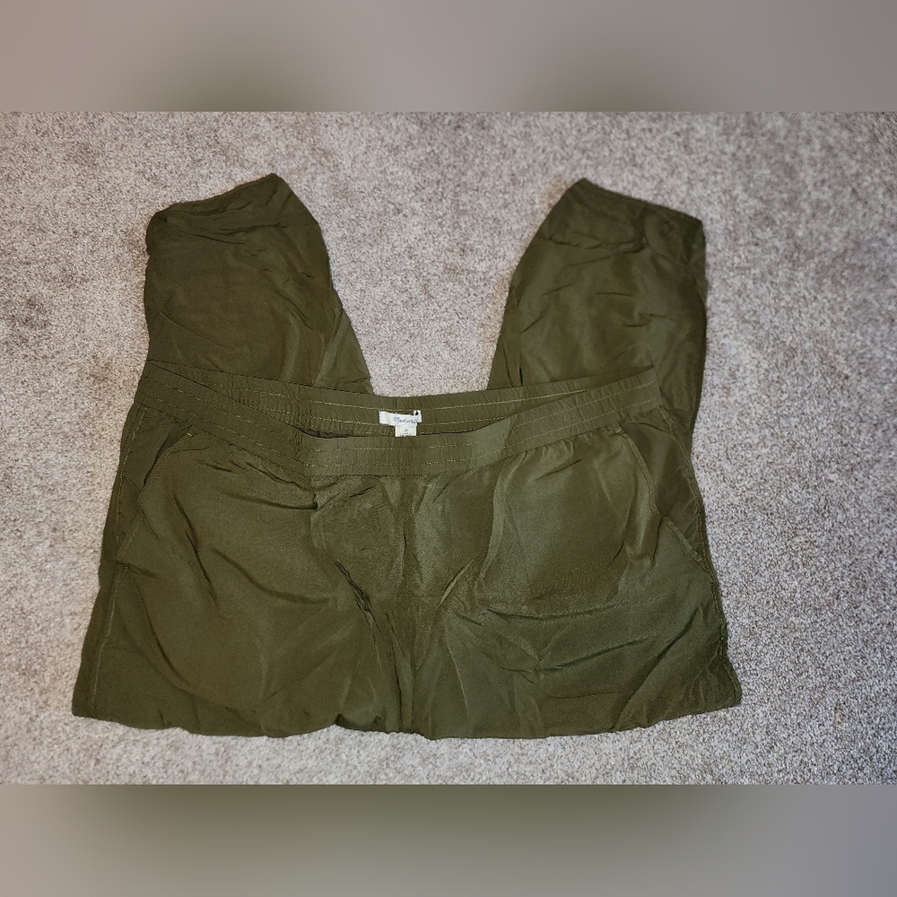 Preowned Madewell size 2x,‎ olive green capris